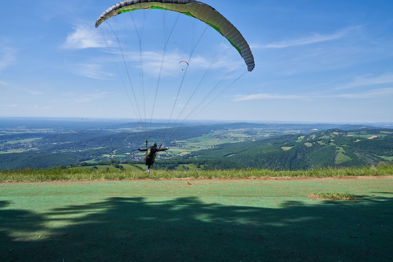 Entrainement de parapente sur le Mont Poupet près de Salins les